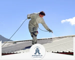 في دقة العزل المتميز يقوم باستخدام جهاز رش لعزل الاسطح