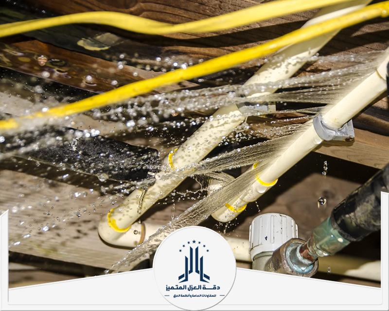 في دقة العزل المتميز يقوم بفرد لفة ضخمة من مادة عزل بيضاء ناصعة على سطح مبنى واسع