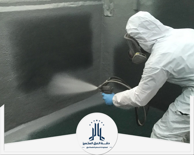 في دقة العزل المتميز يقوم باستخدام جهاز رش لتنظيف وتعقيم اسطح الخزان