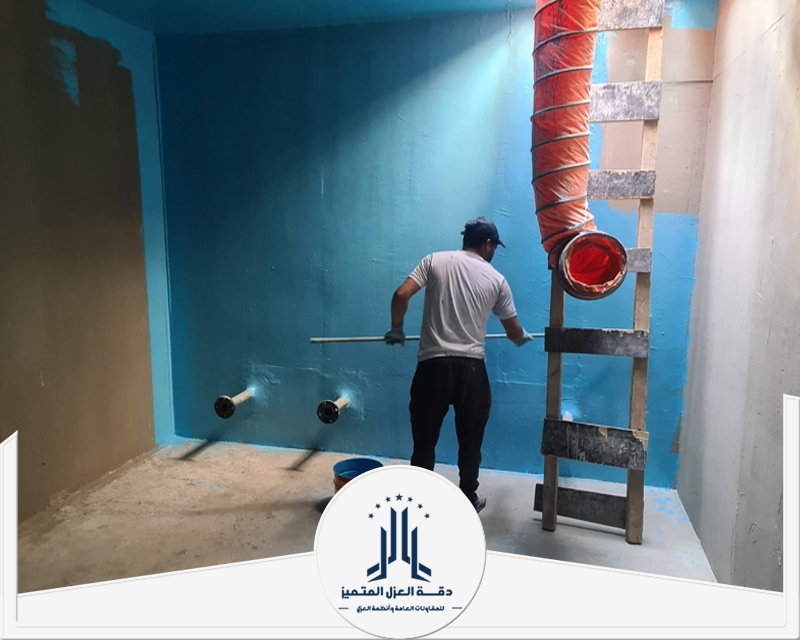 في دقة العزل المتميز يقوم باسنخدام ماده مادة عزل بيضاء على سطح