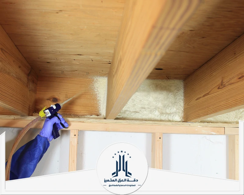 عزل فوم داخل هيكل خشبي، يتم توزيع مادة العزل بين الفواصل الخشبية بدقة لضمان تغطية للمساحات الداخلية.