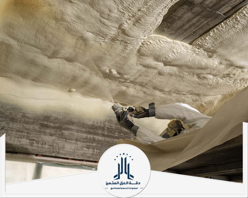 عزل فوم للسقف، باستخدام جهاز رش احترافي لتوزيع المادة العازلة بدقة على السطح، وضمان عزل متين.