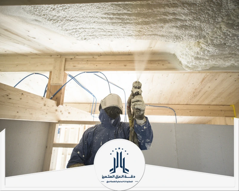 رش الفوم العازل بين الألواح الخشبية يعزز العزل الحراري ويحد من الفراغات. 