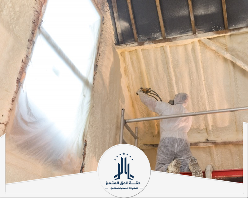 رش عزل الفوم باستخدام جهاز مخصص، لتغطية الجدران بطبقة متجانسة لمنع تسرب لألتزام بوسائل السلامة.
