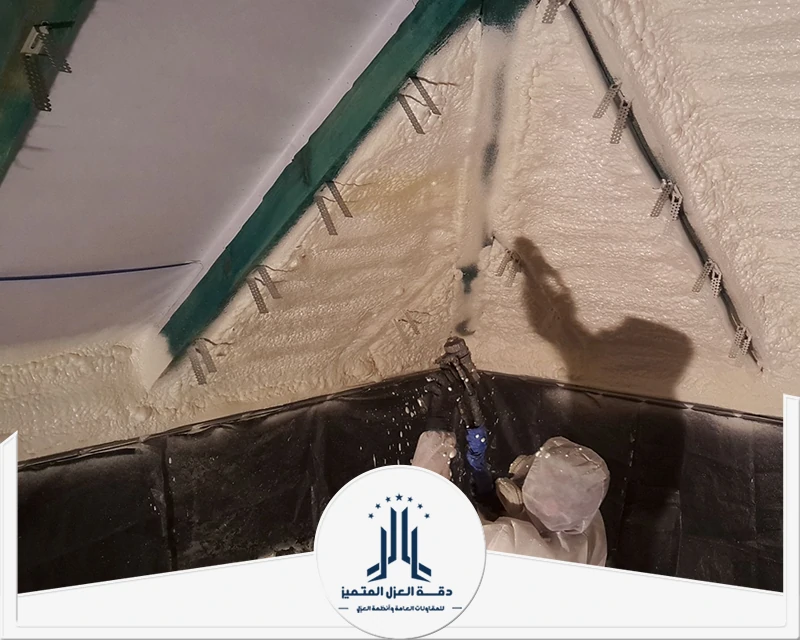 عزل فوم احترافي للأسطح يمنع التسرب والحرارة ويوفر حماية طويلة الأمد.