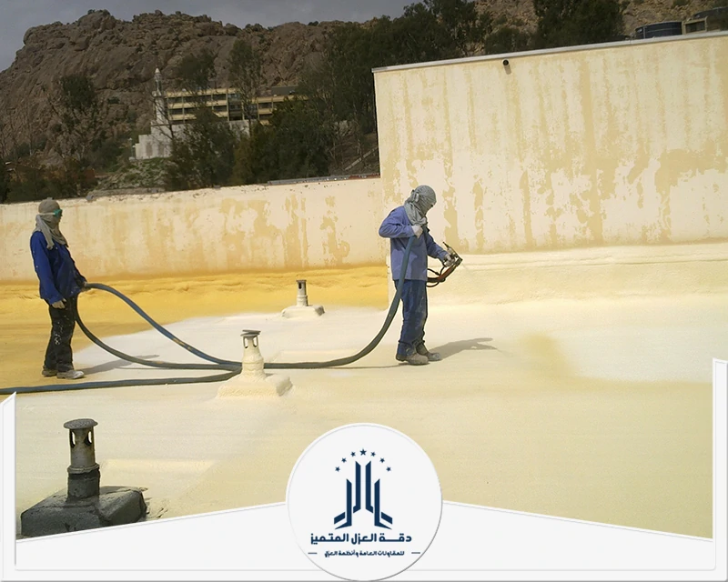 عزل للأسطح الخارجية عبر فريق عمل يستخدم خراطيم رش طويلة لتغطية كامل السطح بطبقة موحدة، لحماية السطح.