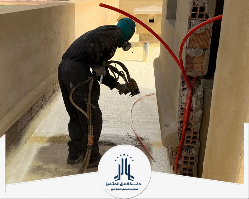 تطبيق عزل الفوم على أرضية سطح خرساني بطريقة احترافية لمنع تسرب المياه، مع حماية الخرسانة من التلف.