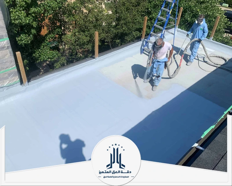 تغطية شاملة لسطح منزل بطبقة عزل فوم بيضاء كثيفة تحافظ على سلامة الهيكل الإنشائي للمبنى.