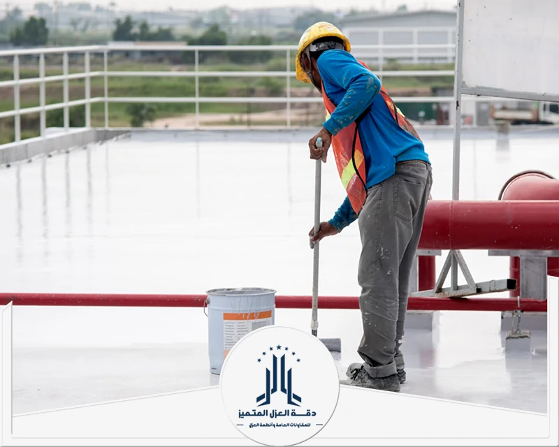 طلاء السطح بمادة عازلة سائلة باستخدام الرول اليدوي لتوزيع متساوٍ لتشكل هذه الطبقة غشاءً يحمي المبنى. 