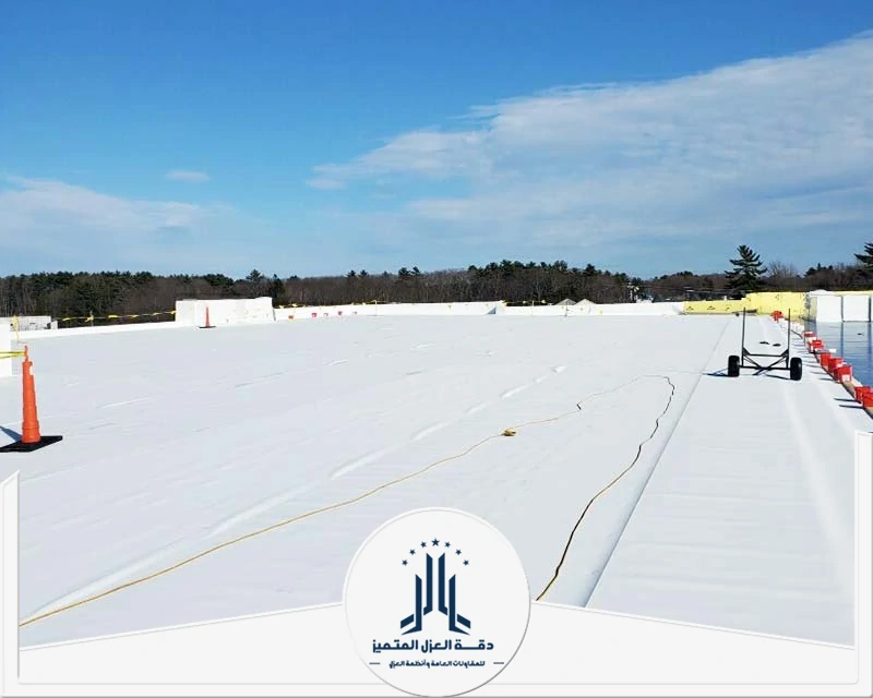 يتم العزل على الطريق، بفرد طبقة بيضاء متكاملة، تعمل هذه المادة كدرع واقٍ يغطي بالكامل، يضمن الحماية. 