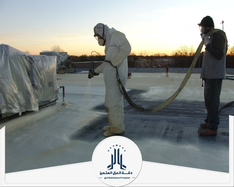 عزل الأسطح الخارجية باستخدام رذاذ الفوم، يقوم فني مختص برش المادة العازلة لتغطيتة بالكامل. 