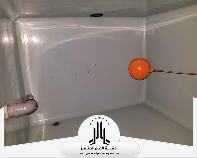 تنظيف خزانات المياه من الرواسب بخميس مشيط 0553206678 شركة دقة العزل المتميز خزان مياه من الداخل بعد التنظيف، مع ظهور الجدران والقاع بحالة نظيفة ووجود العوامة داخل الخزان.