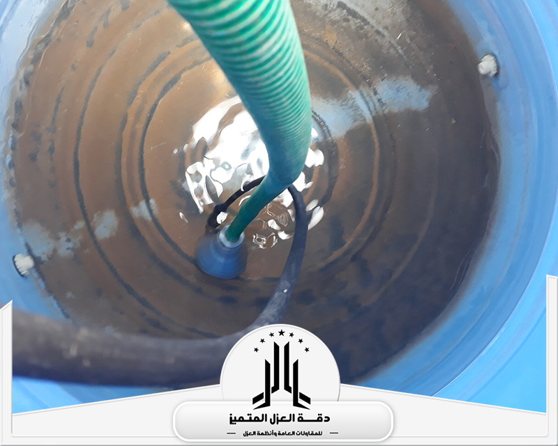 شركة تنظيف خزانات بخميس مشيط 0553206678 شركة دقة العزل المتميز خزان مياه من الداخل أثناء عملية التنظيف، مع وجود خرطوم شفط لإزالة المياه والرواسب المتجمعة في القاع.