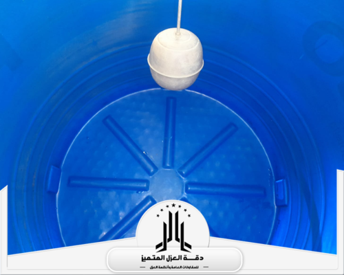 خزان مياه بلاستيكي أزرق من الداخل، ويظهر بداخله القاع النظيف والعوامة البيضاء.