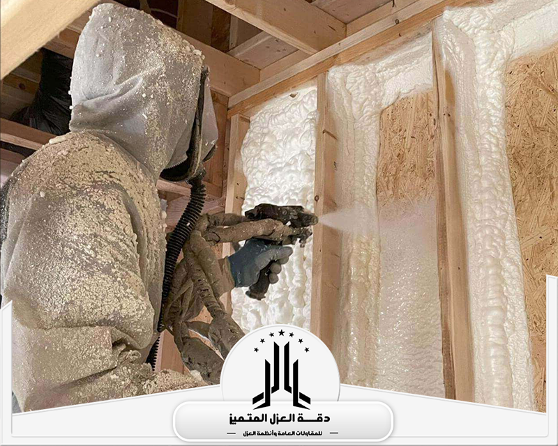 يطبق الفني طبقات عزل فوم مناسبة لحماية الأسطح وتحسين كفاءة العزل بالمبنى.