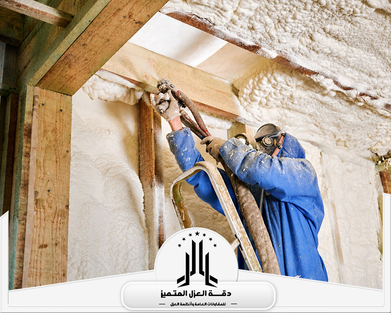 ينفذ الفني عزل الفوم بدقة عالية لتقليل تأثير الرطوبة والحرارة على المنشآت.