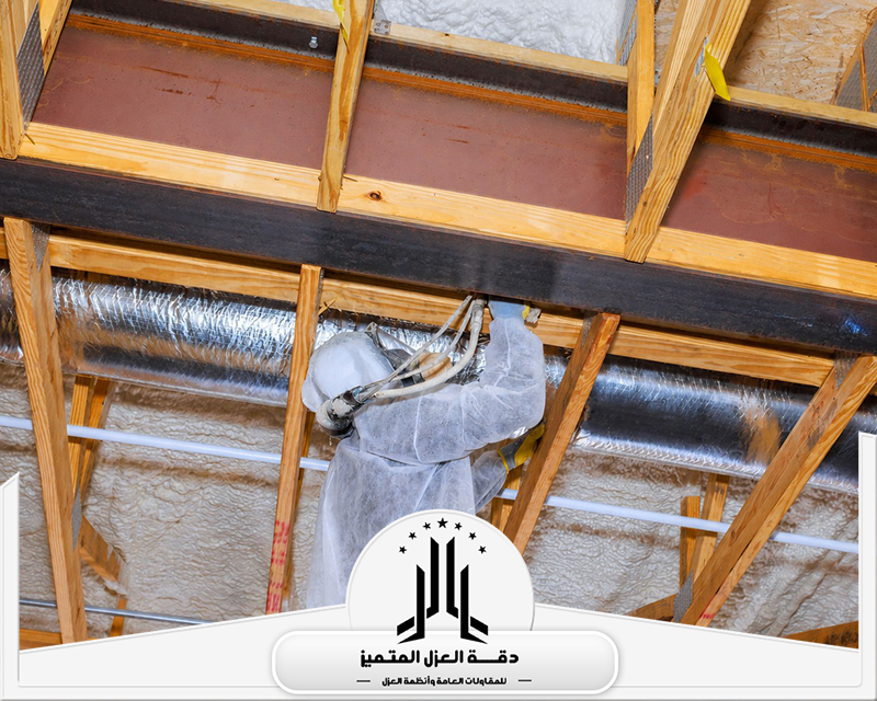 يقدم الفني خدمة عزل فوم باحتراف لتكوين طبقة حماية متماسكة للأسطح والمباني.